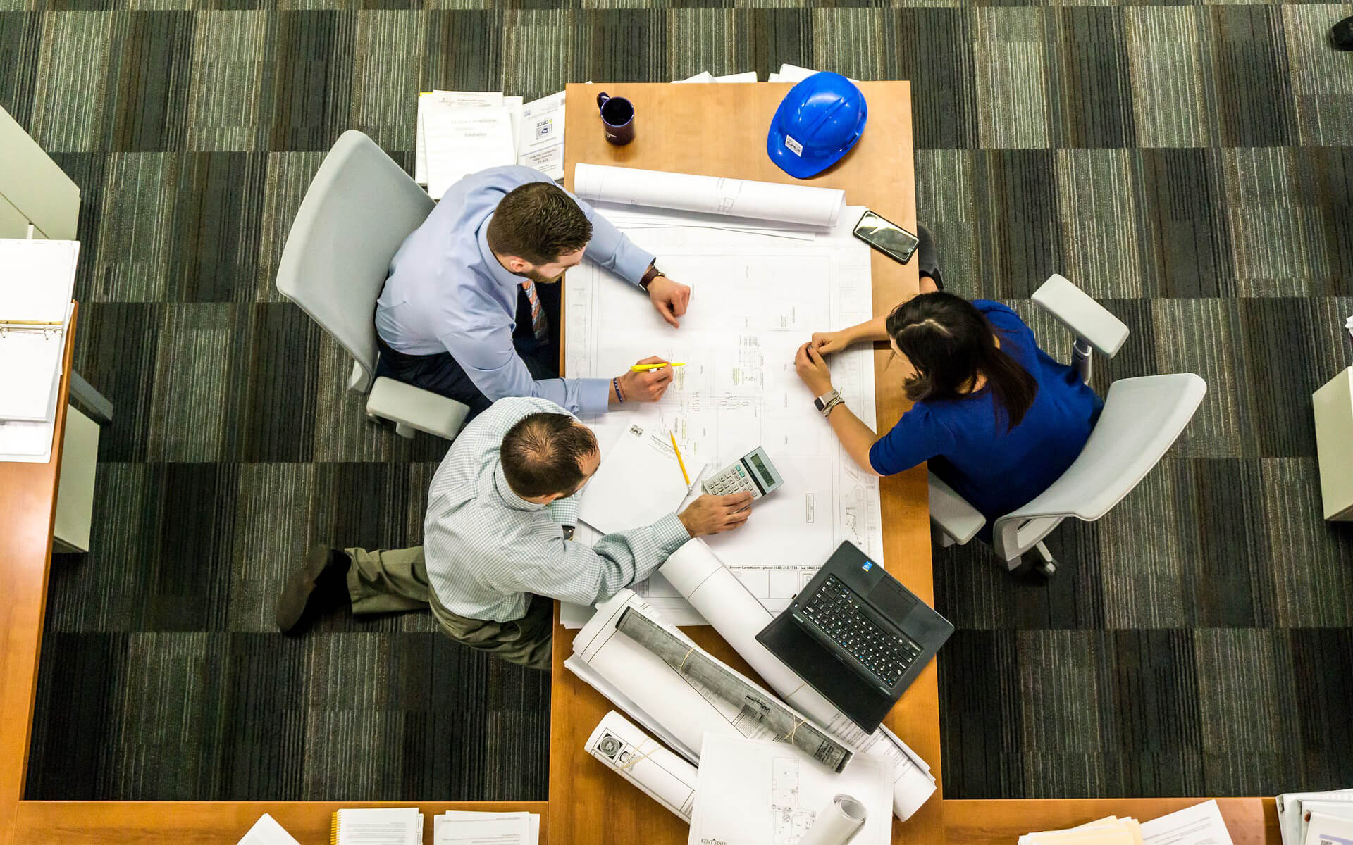 Equipo de trabajo desarrollando soluciones de software en VeloSoft Solutions